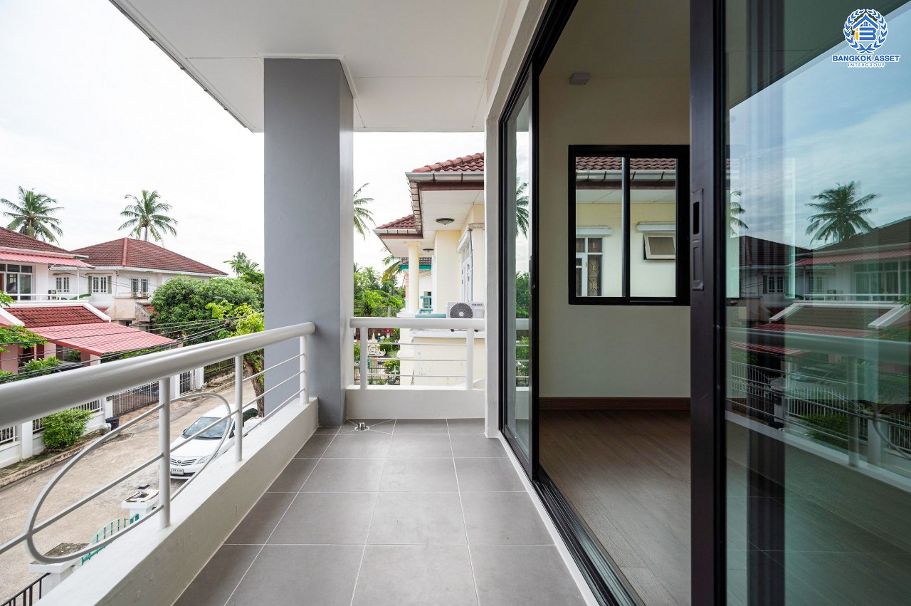 บ้านมือสองตกแต่งใหม่ โครงการ วรารมย์ เพชรเกษม81 แบรนด์ Q.House รองรับทุกความสุขใกล้ส่วนกลาง เนื้อที่ 64.1 ตร.ว. ฟังก์ชัน 4 ห้องนอน 3 ห้องน้ำ 1 ห้องอเนกประสงค์ จอดรถได้ 2 คัน บนทำเลใกล้ The Mall บางแค และเชื่อมต่อ ถนนกาญจนาฯ ถนนบางบอน และถนนพุทธมณฑลสาย4